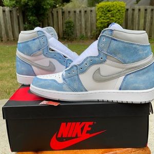 Air Jordan 1 “Hyper Royal” Dead Stock